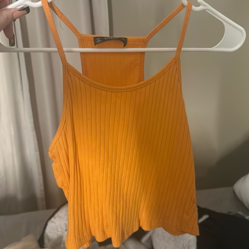 I’m selling this orange tang top. Size:M